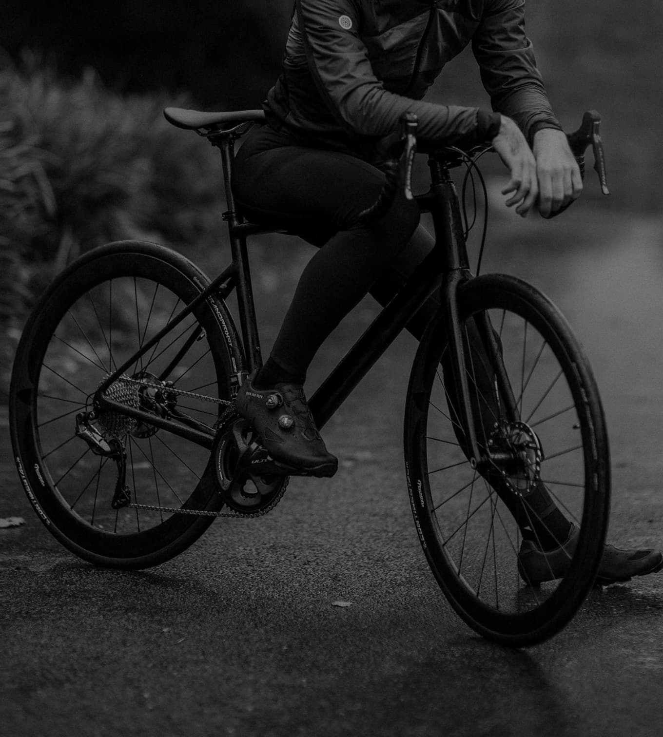 Pessosa para em cima da bicicleta